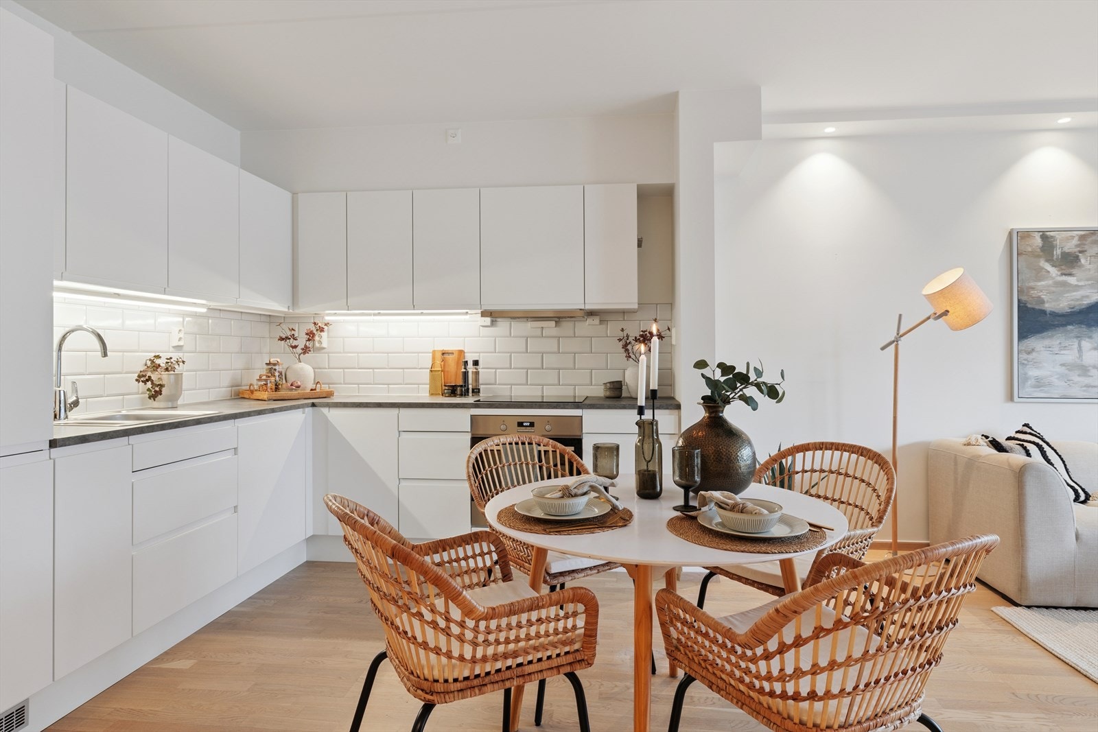 Pent og moderne Aubo kjøkken (Dansk) i hvit farge og med laminat benkeplate. Galleribilde