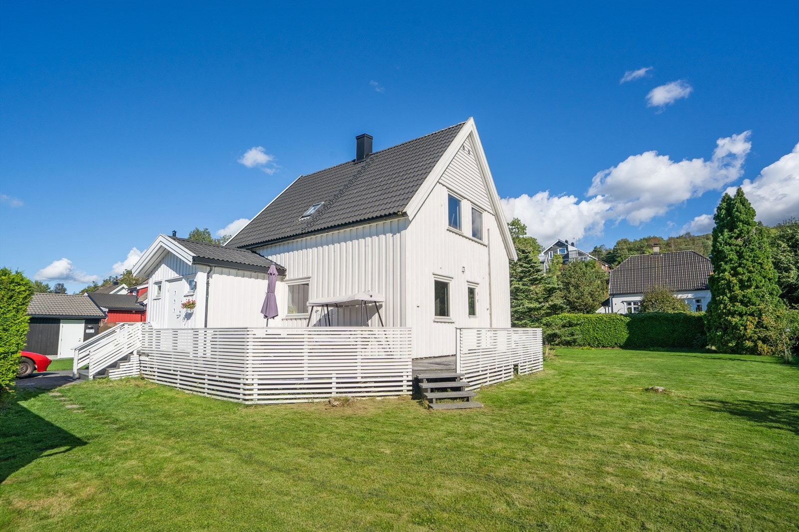 Her har man en stor og flott hage, med masse boltreplass for de små. Galleribilde