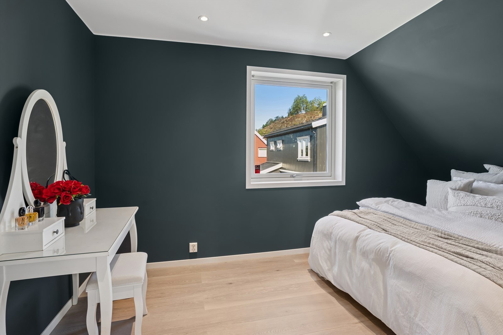 På hovedsoverommet er det god plass til en dobbeltseng samt tilhørende nattbord på hver side. Galleribilde