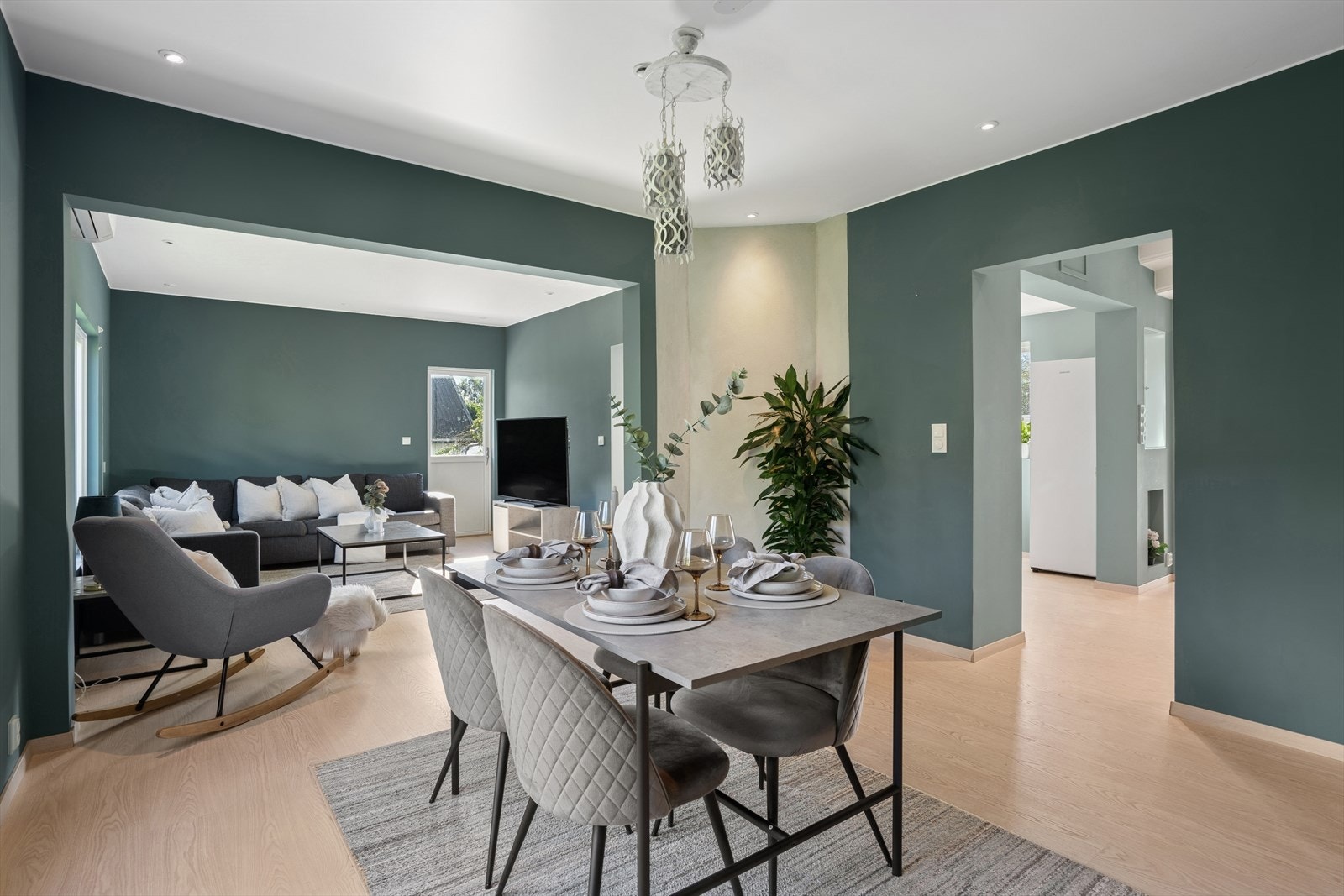 Boligen har en moderne og flott standard, med nyere gulv, guvlvarme og slette flater. Galleribilde