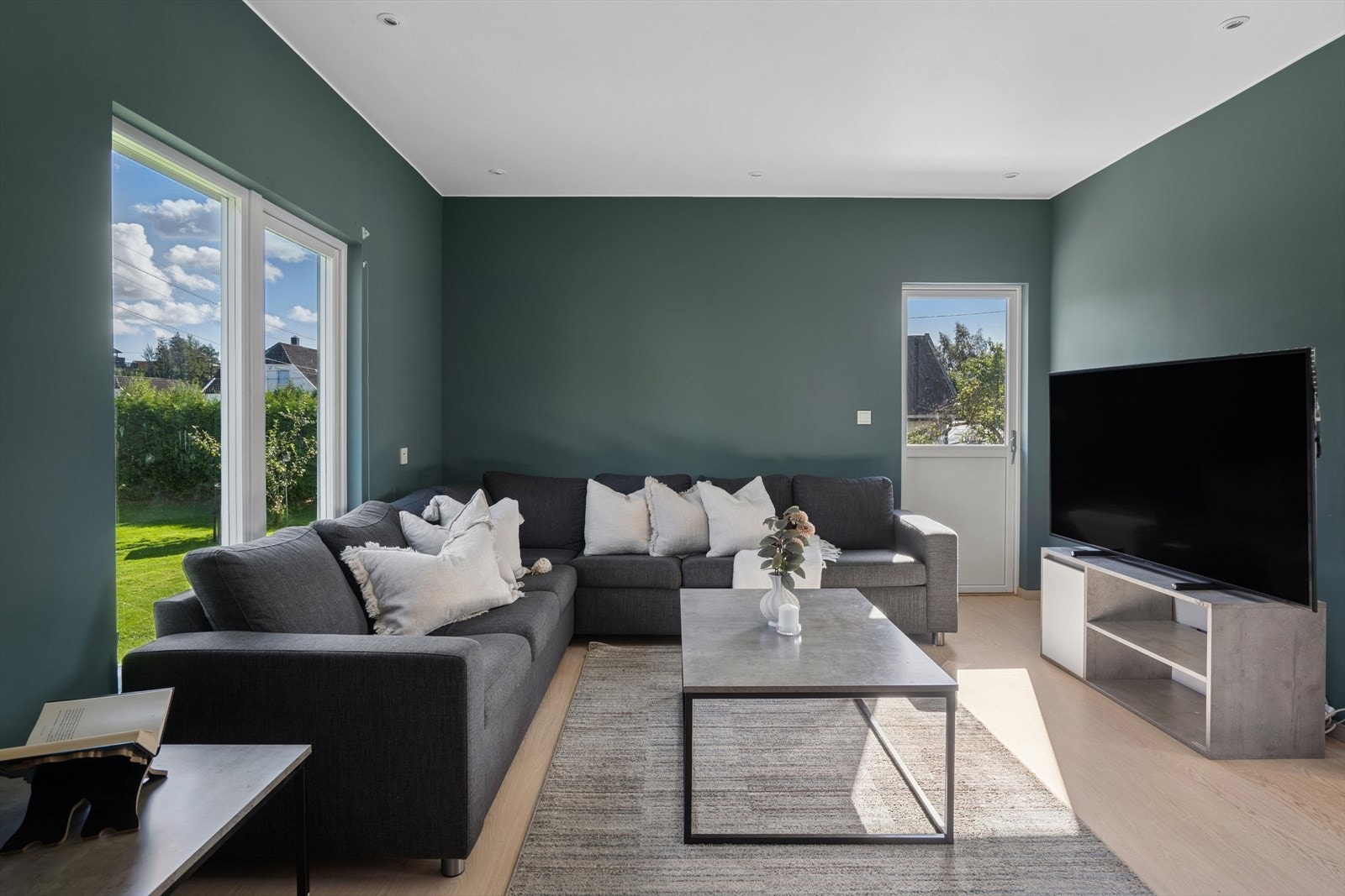 Det er også god plass til en stor sofagruppe. Galleribilde