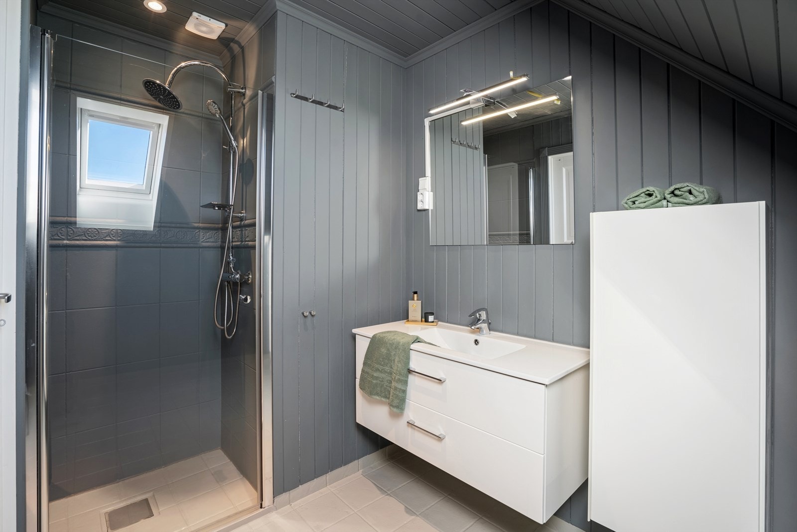 Her er det en hvit og lekker baderomsinnredning og et flott dusjhjørne. Galleribilde