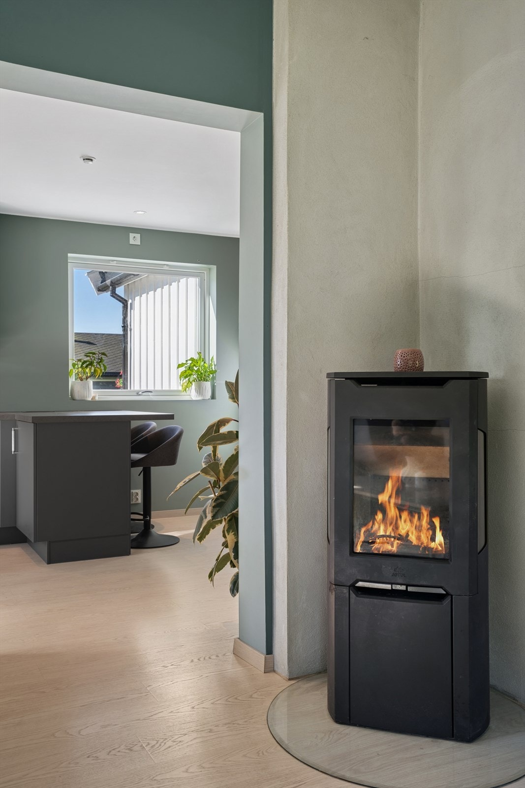 Her har man en flott og moderne vedovn som varmer svært godt på kalde høst- og vinterkvelder, noe som holder strømutgiftene nede Galleribilde