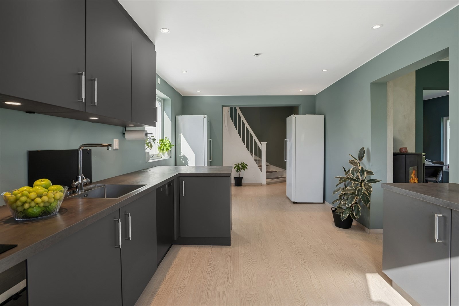 Godt med både skap- og benkeplass. Det er også montert komfyrvakt og waterguard. Galleribilde