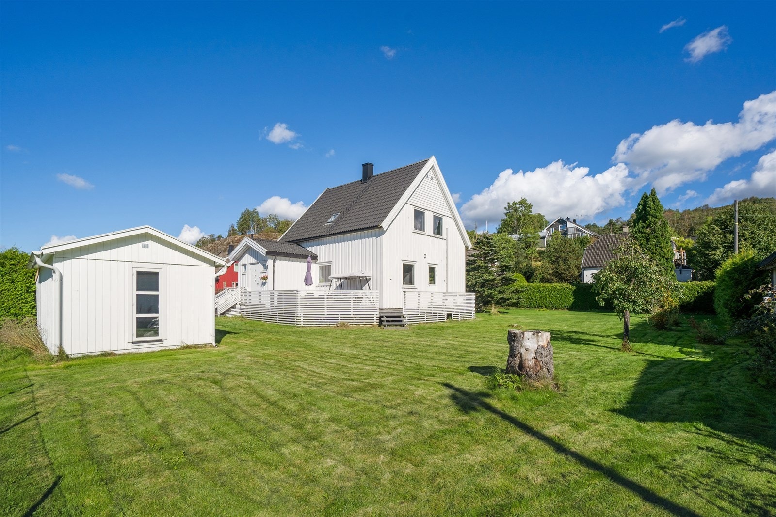 Dette er en flott enebolig over tre plan med en stor og solrik tomt. Galleribilde