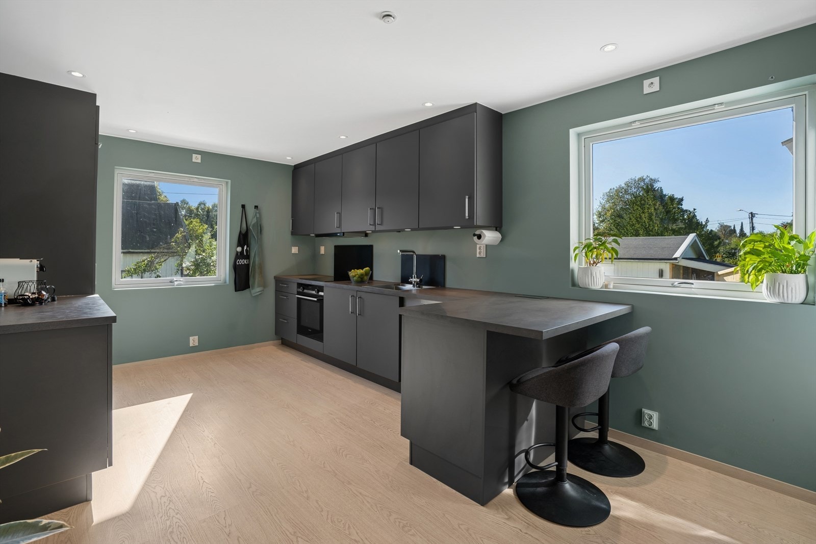 Kjøkkenet er av stor størrelse og med en praktisk kjøkkenøy. Galleribilde