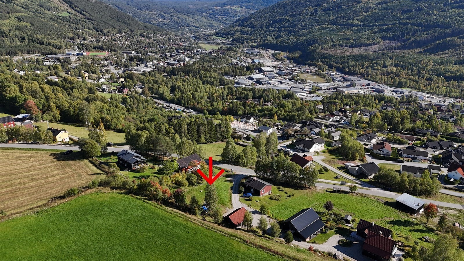 Velkommen til Golbergsgutu 20B - flott beliggende boligtomt i landlige omgivelser. Tomten er markert med pil. Galleribilde