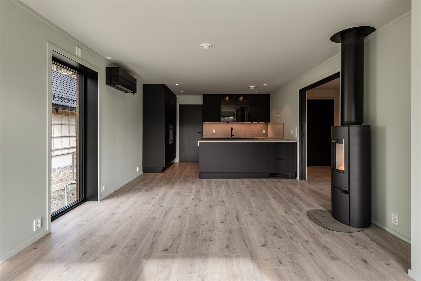 Bilde i fra stue og kjøkken, tilsvarende bolig. Kjøkken og leveranse kan fravike fra standard leveranse. Galleribilde