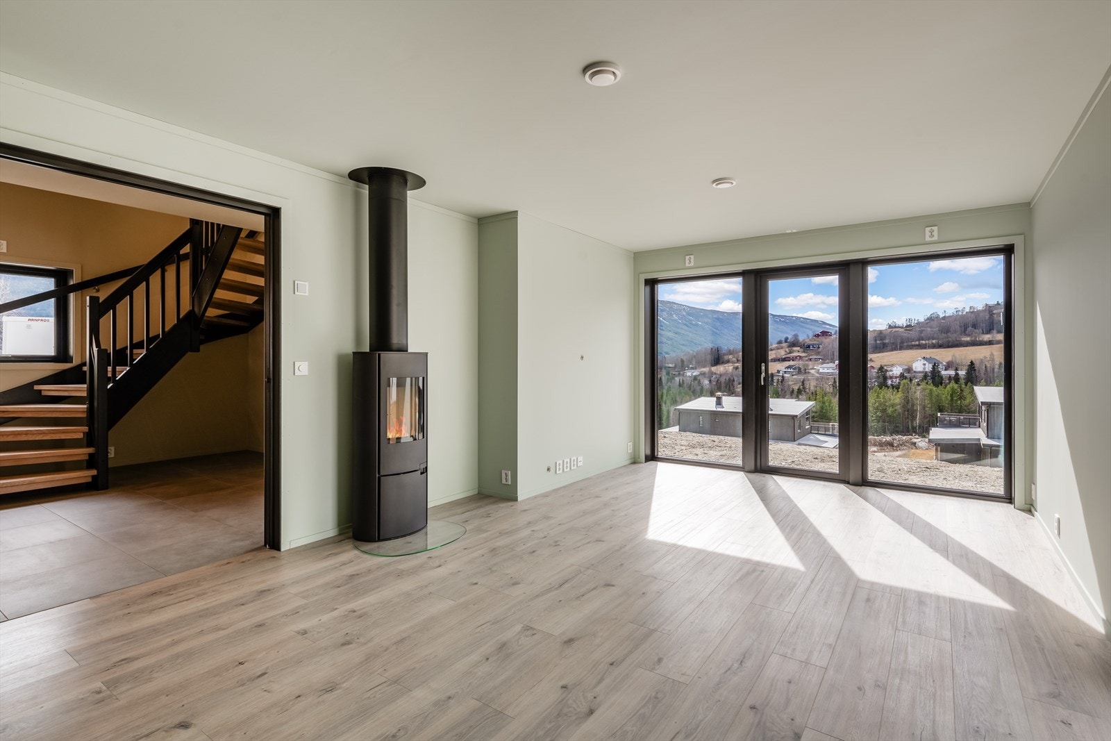 Stue/kjøkken med skyvedør ut mot gang. Bilde fra tilsvarende bolig. Kan avvike fra standardleveransen. Galleribilde