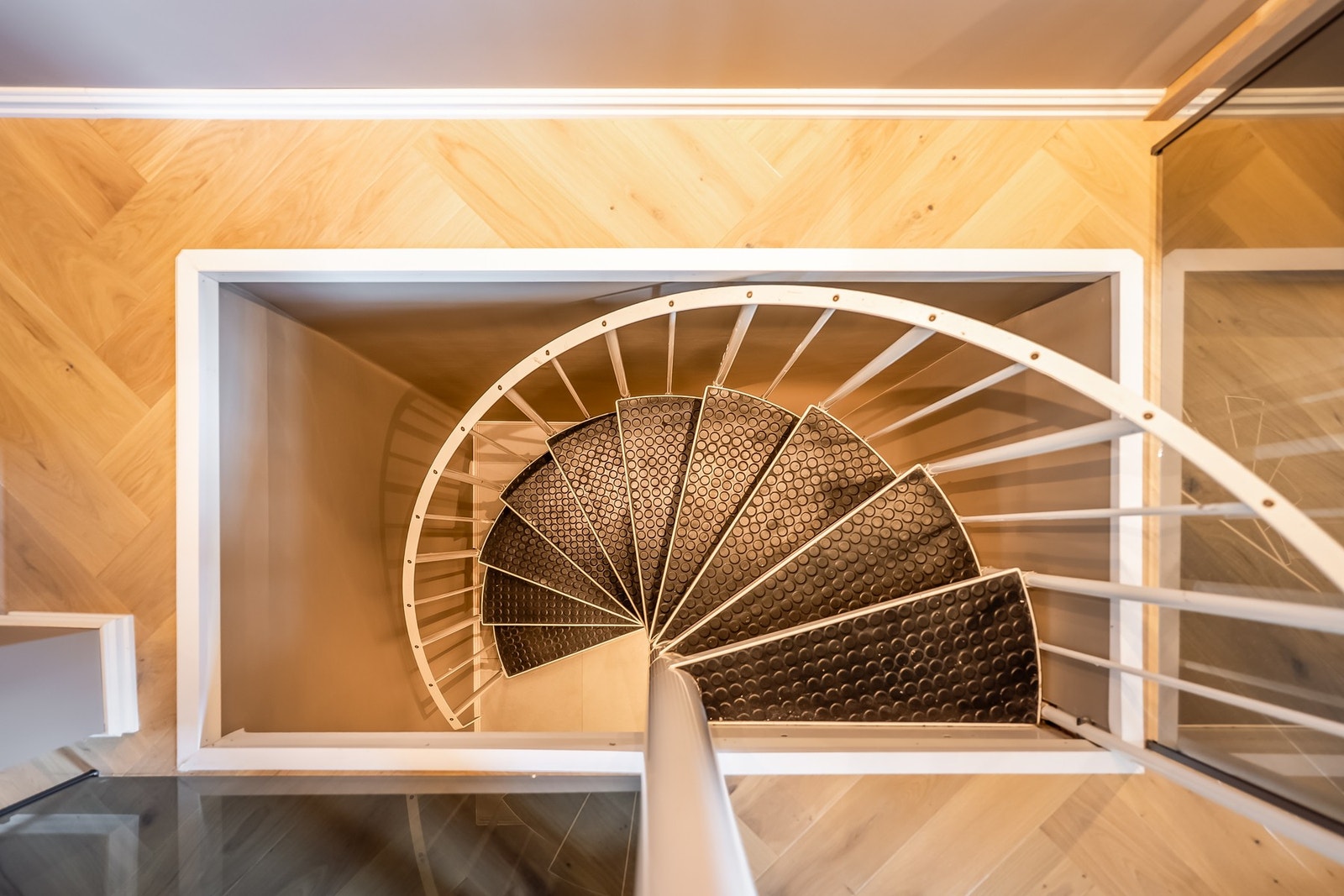 Flott trapp og gulv i fiskebeinsmønster. Galleribilde