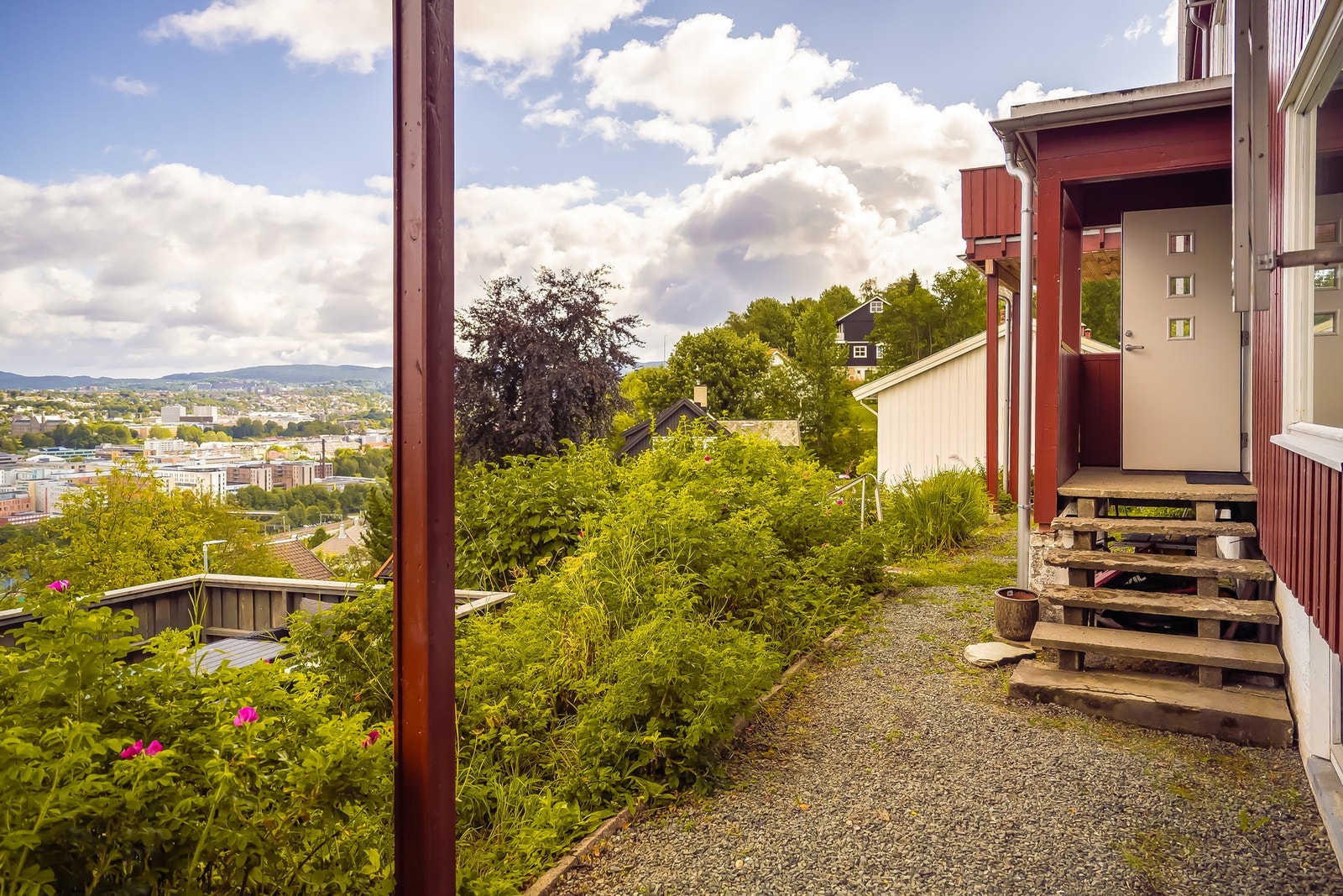 Leiligheten har adkomst via felles inngangsparti med trapperom. Galleribilde