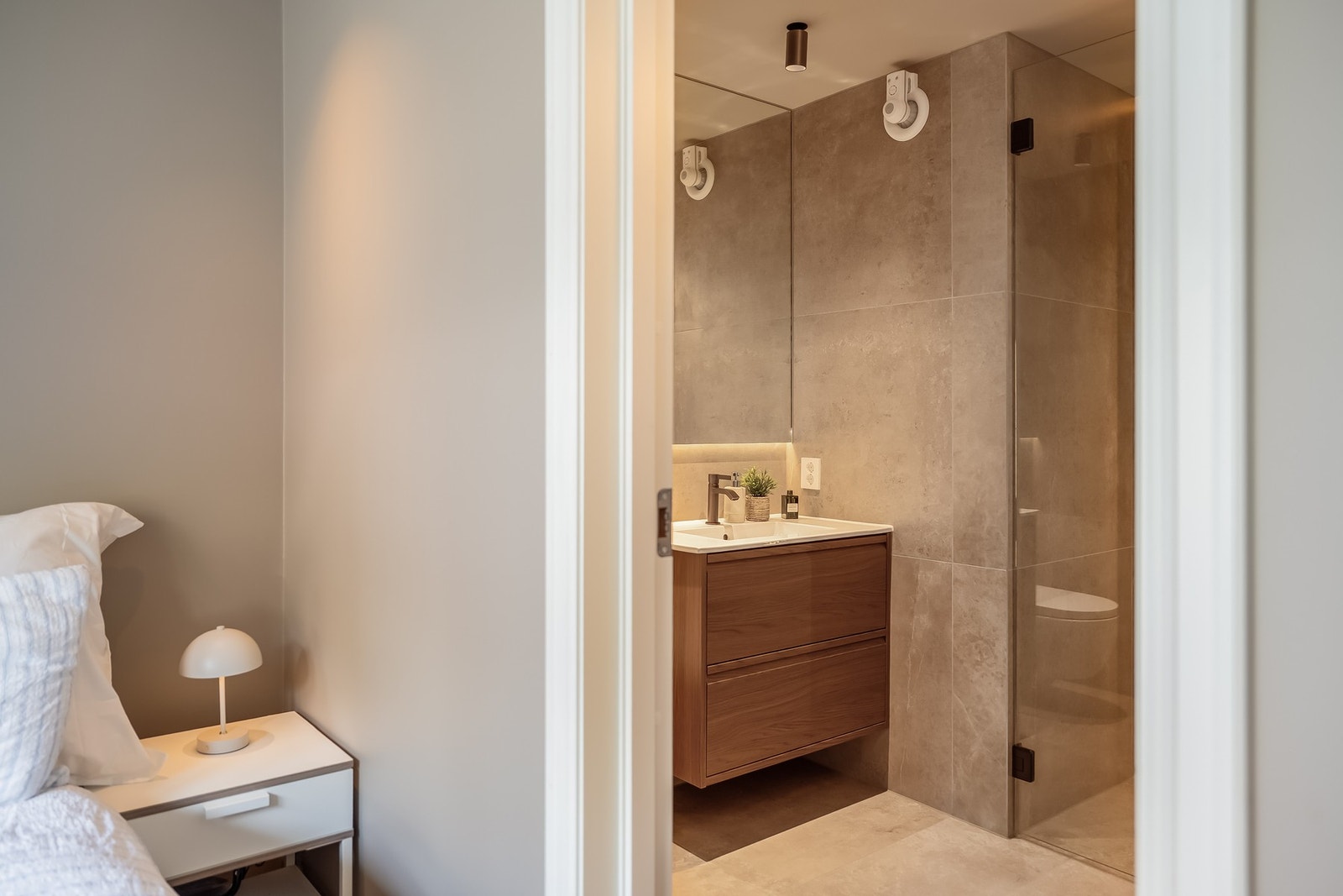 Badet i 1. etasje har adkomst via soverommet. Galleribilde