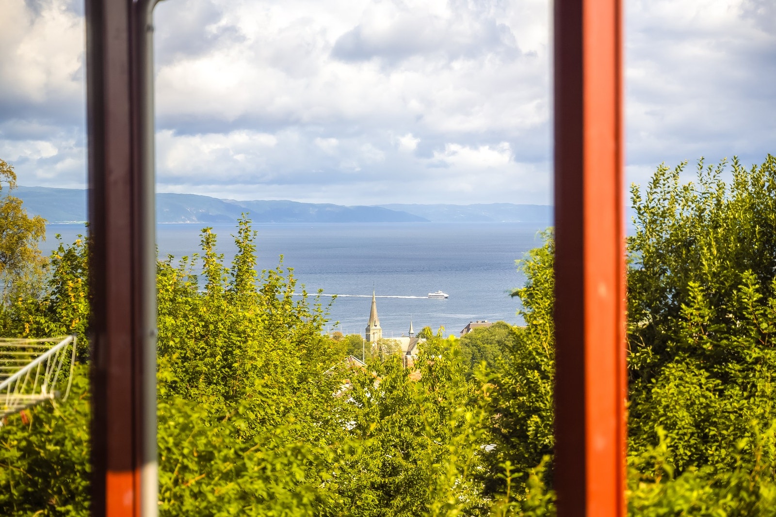 Herfra ser man også fjorden. Galleribilde