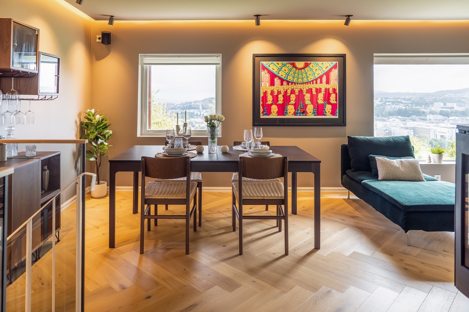 Mange vinduer gir mye naturlig lys. Galleribilde