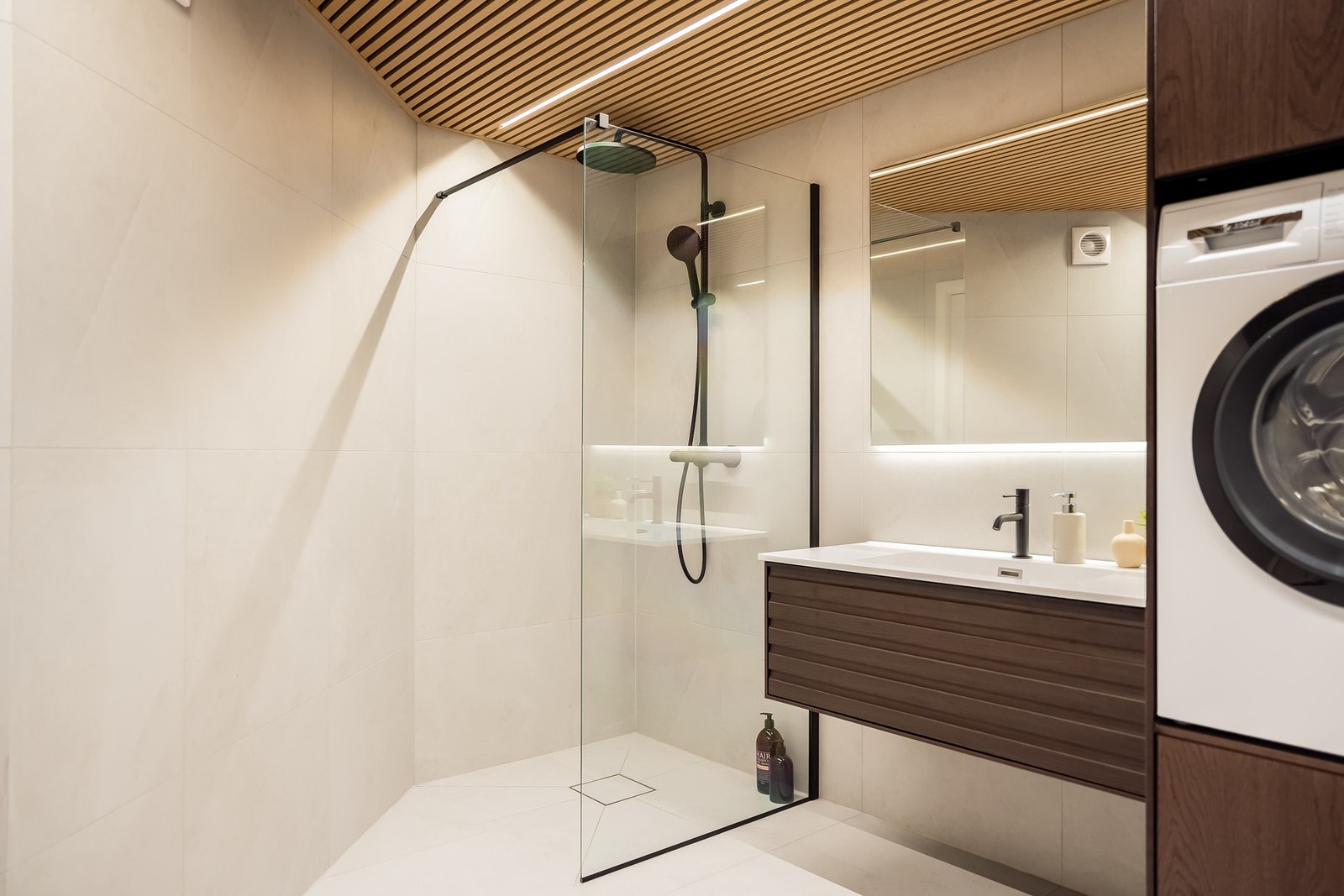 Badet i kjelleren er 7,3 kvm og har innredning med servant, dusj, toalett og opplegg for vaskemaskin/tørketrommel. Galleribilde