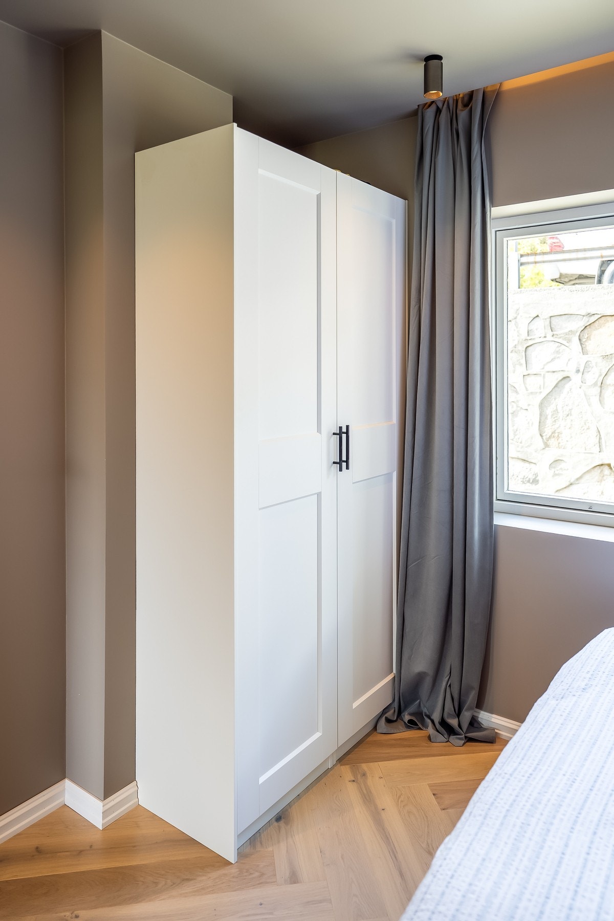 Garderobeskap medfølger i handelen. Galleribilde