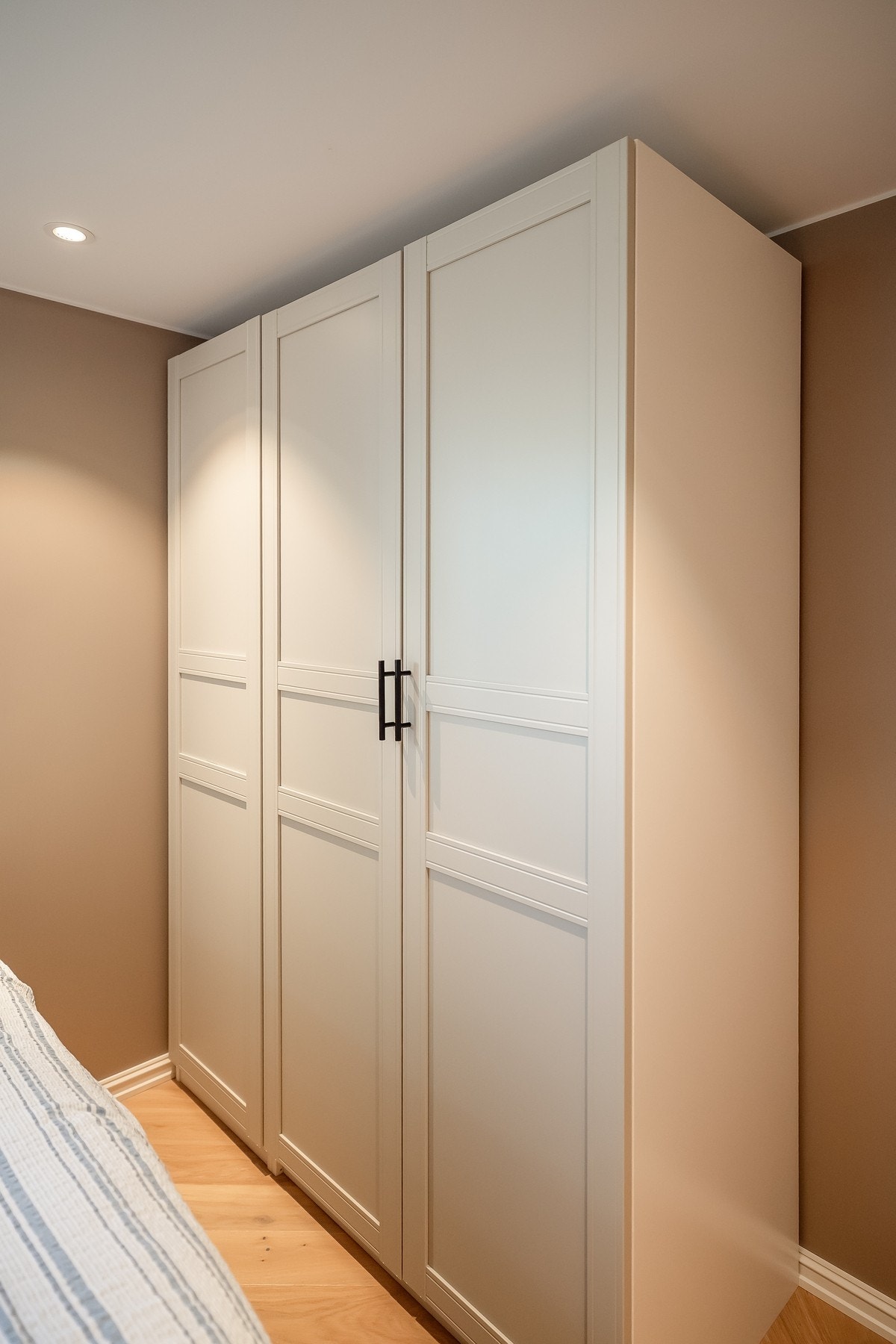 Garderobeskap medfølger i handelen. Galleribilde