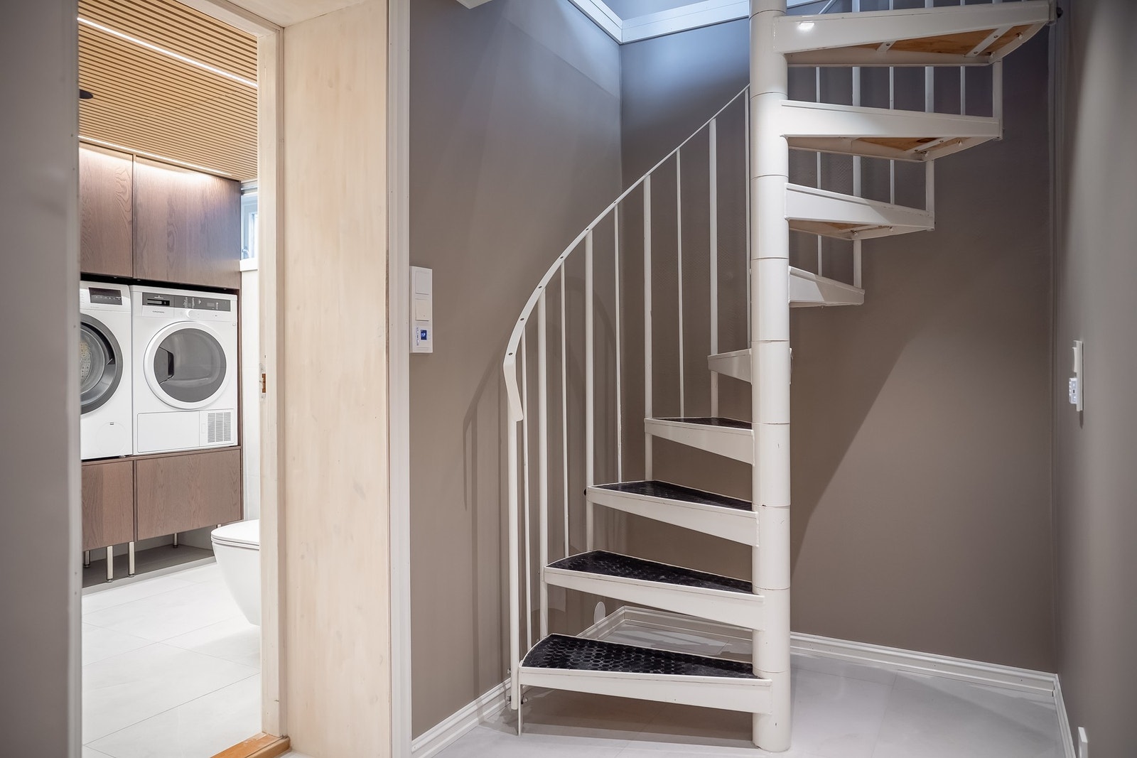 Gangen har plass til hyller for ekstra oppbevaring under trappen Galleribilde