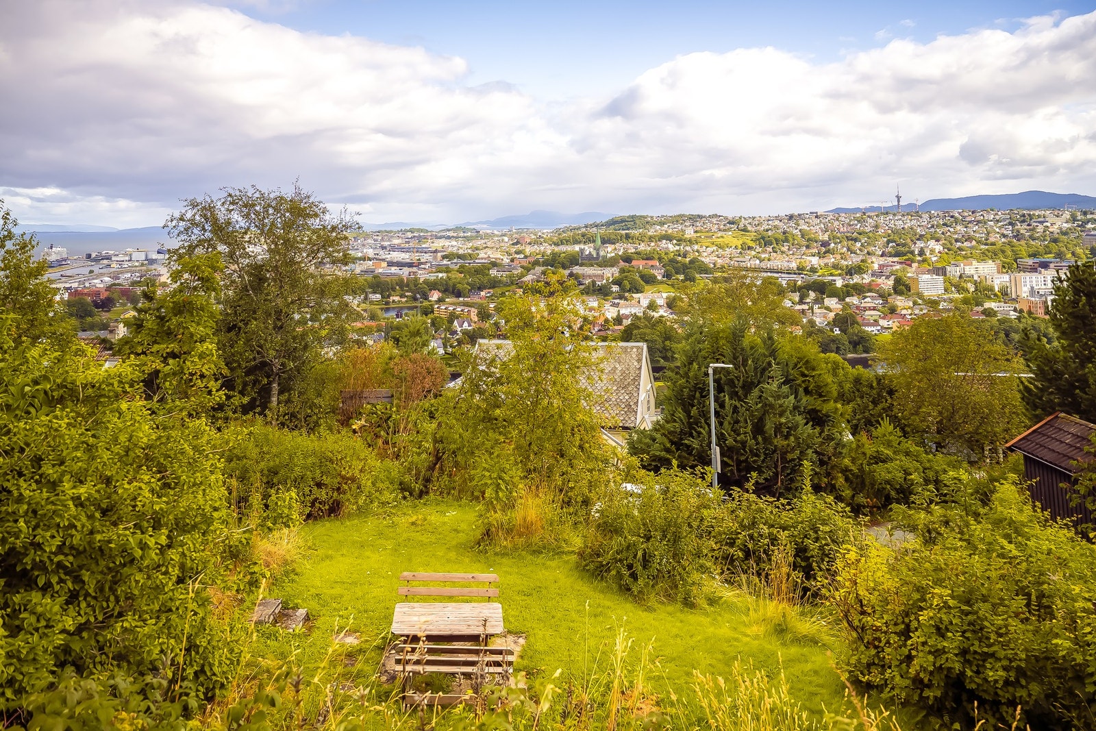Fine grøntareal like utenfor. Galleribilde