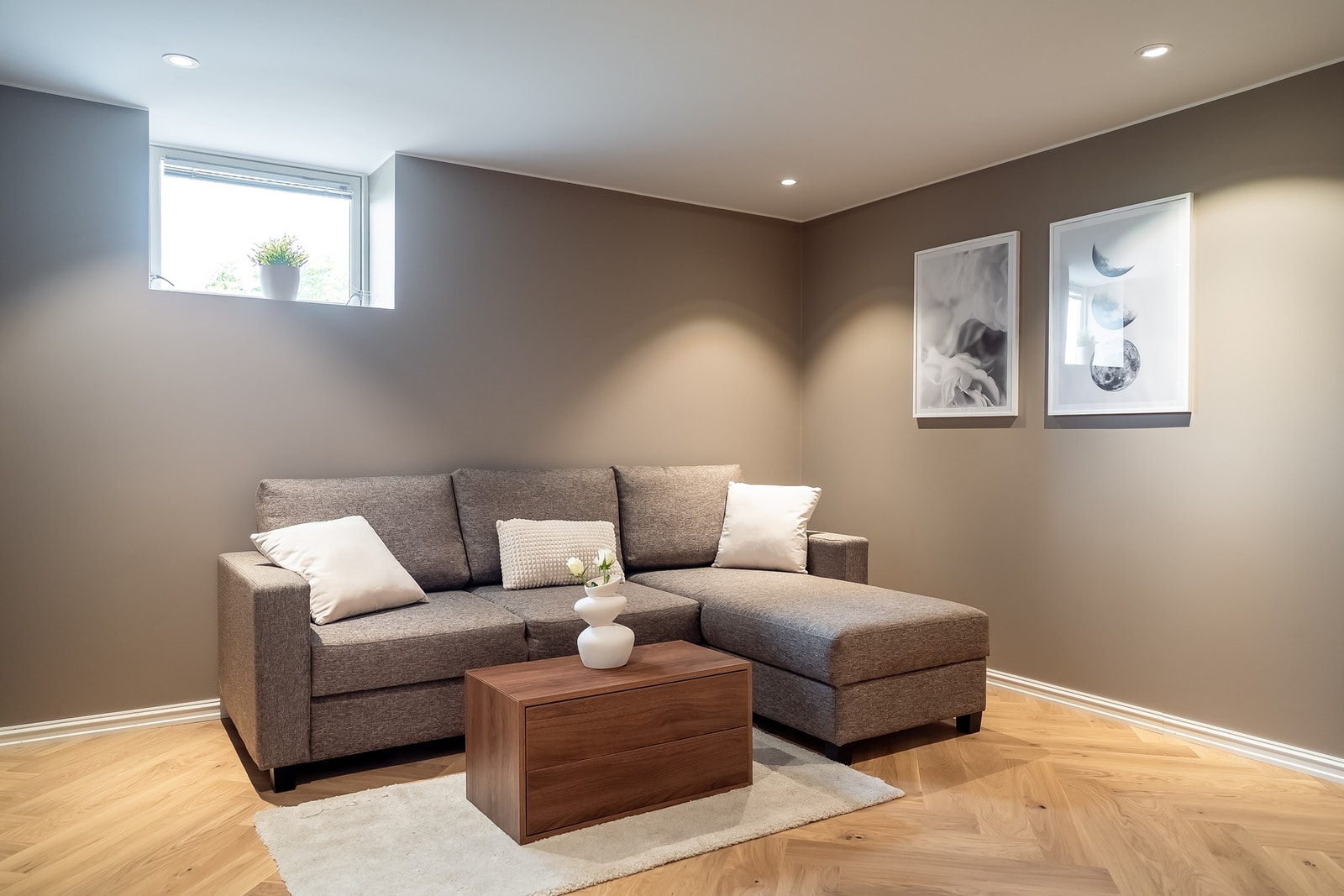 Det største arealet i kjelleren er innredet som kjellerstue. Galleribilde