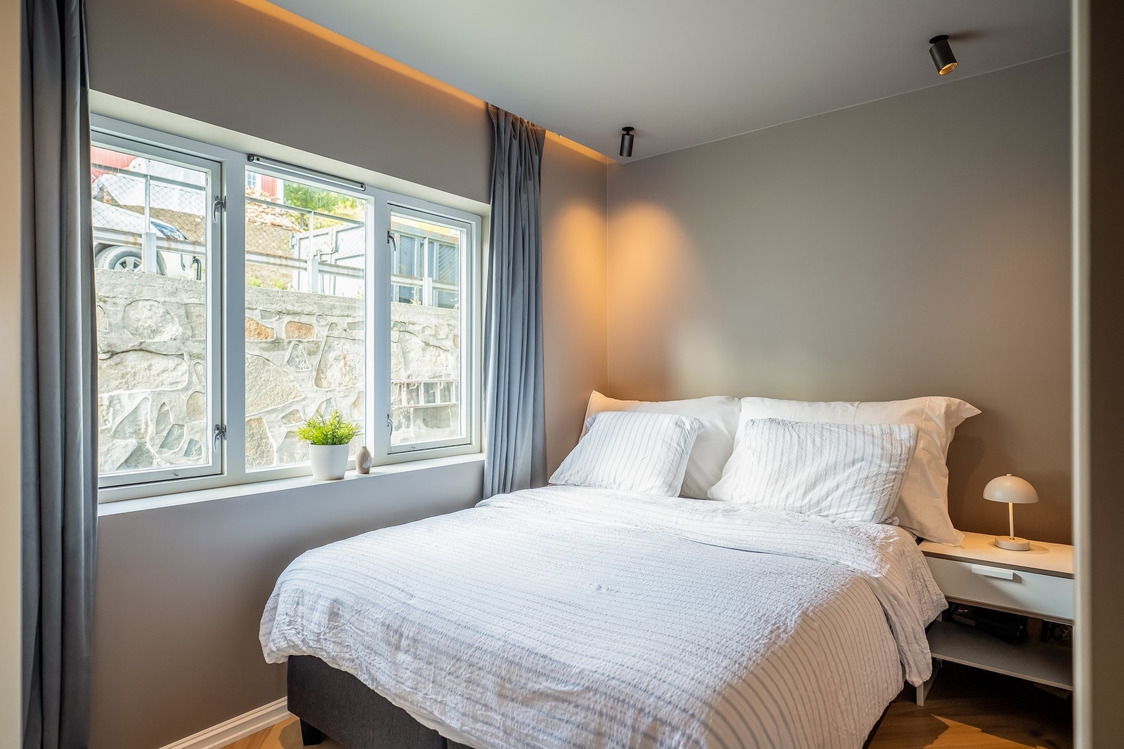 Soverommet i 1. etasje er 7,5 kvm og har god plass til dobbeltseng. Galleribilde