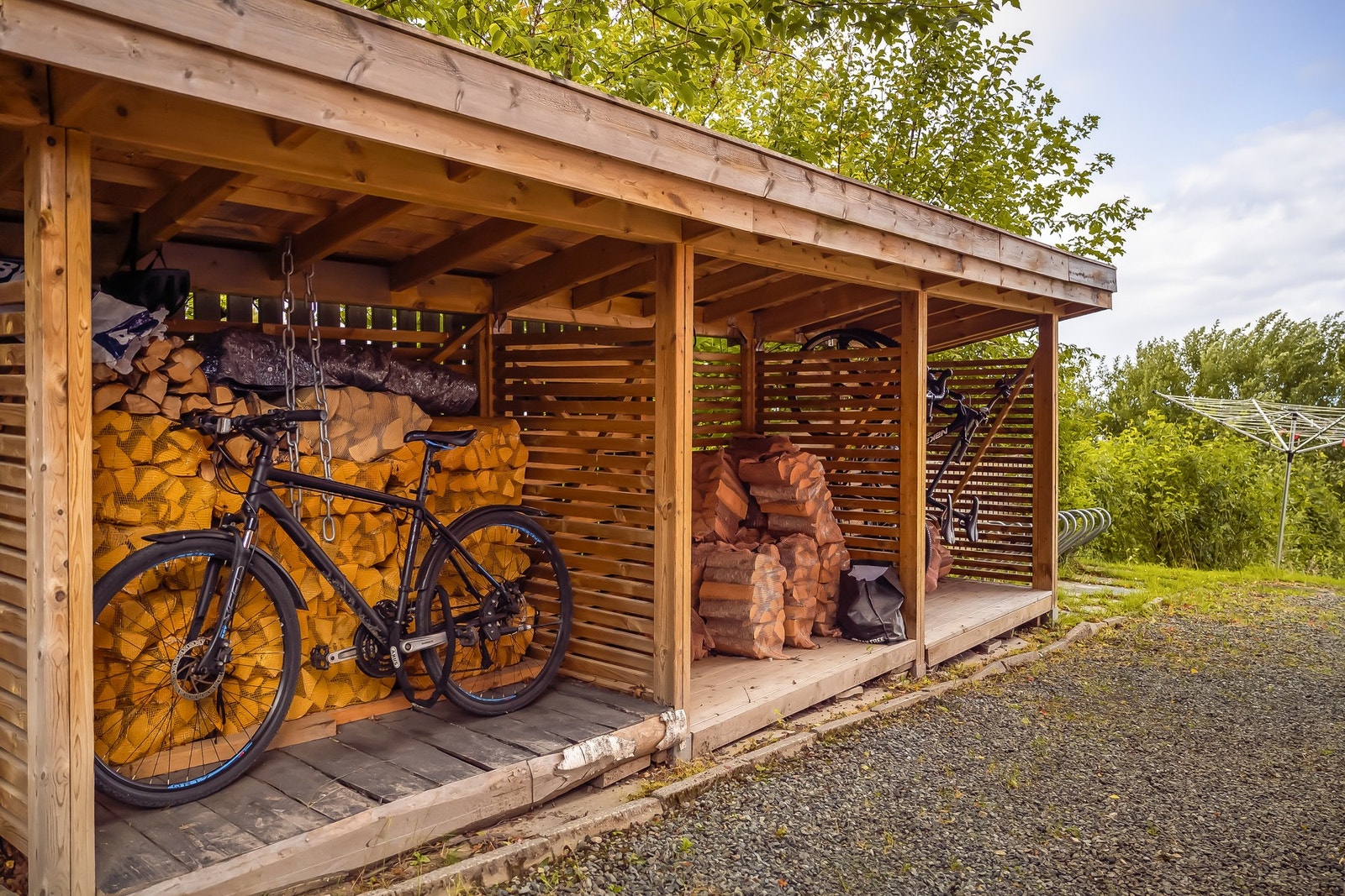 Åpen, overbygd bod for div. oppbevaring. Galleribilde