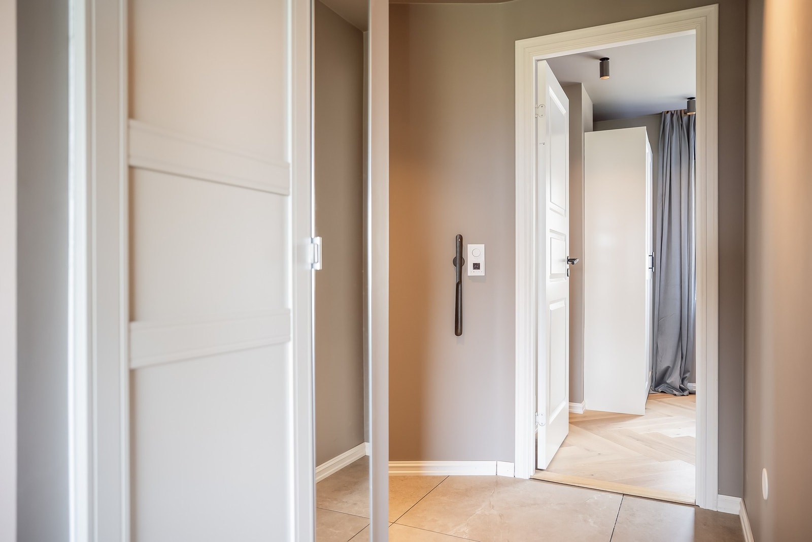 Gang entré med garderobeskap. Galleribilde