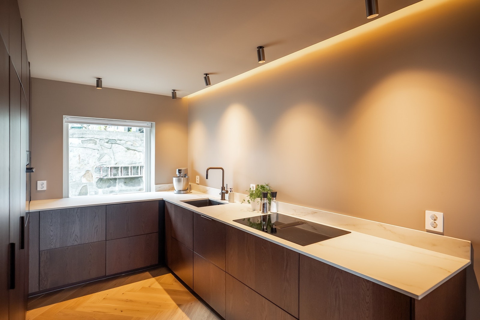 Smakfullt og påkostet kjøkken (2025). Galleribilde