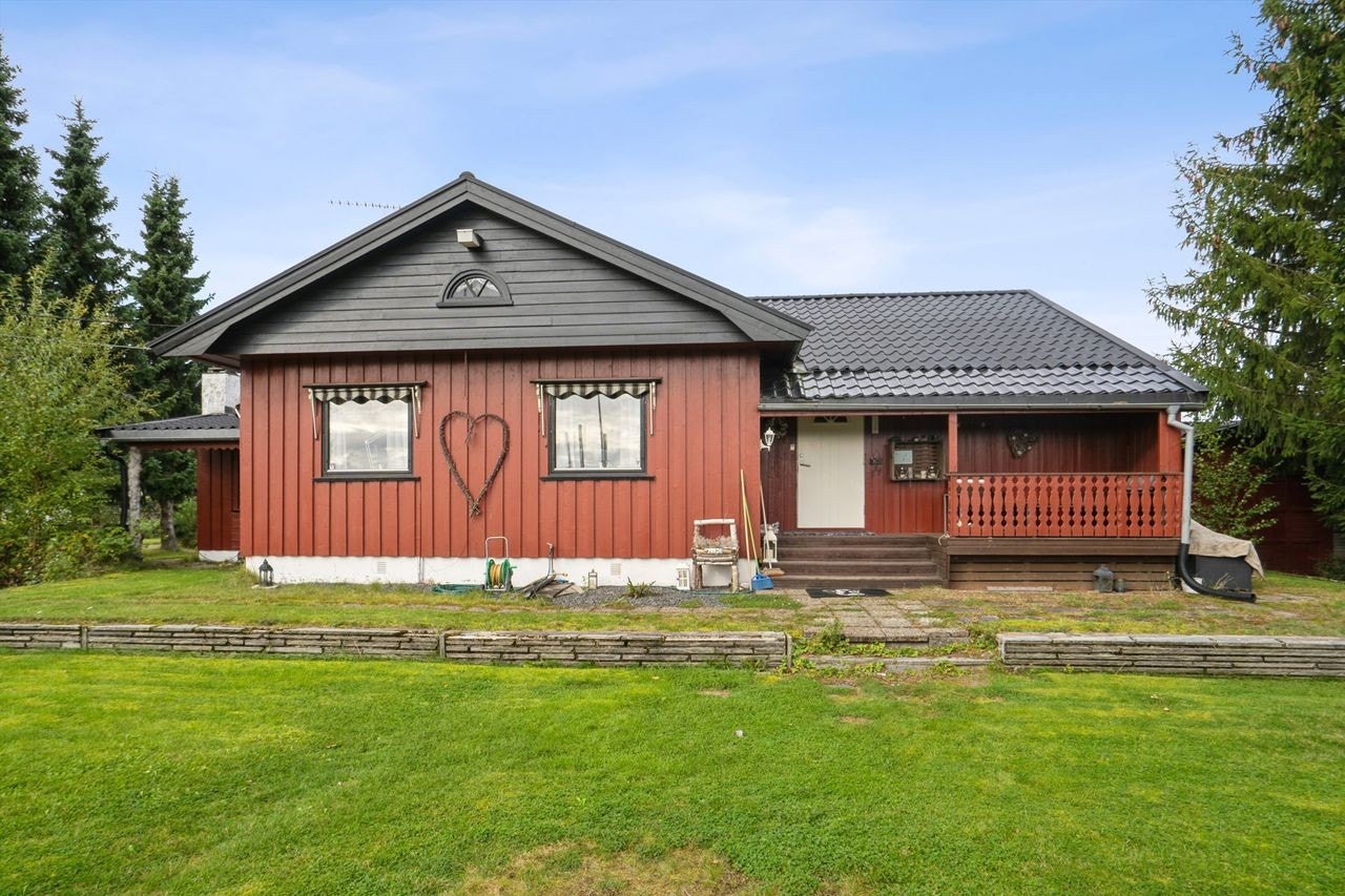 Eneboligen ble opprinnelig bygget i 1963 og er senere utvidet i 1983, noe som gir en variert og funksjonell planløsning. Galleribilde