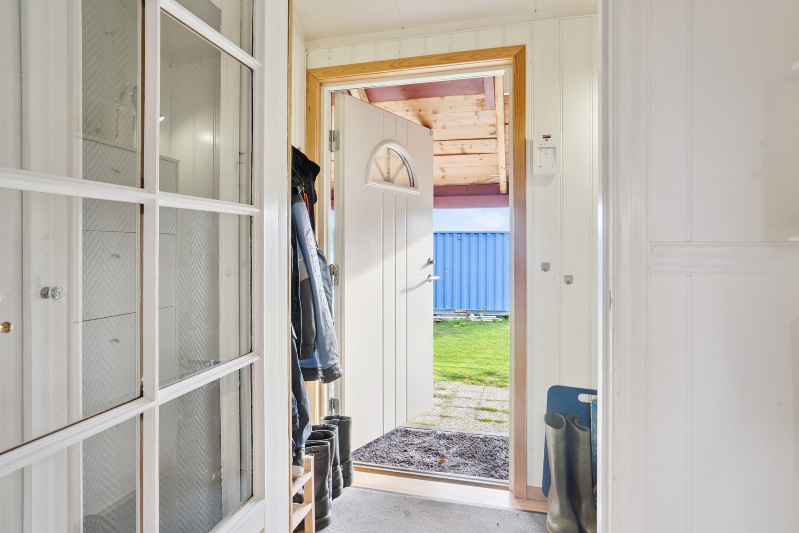 Et overbygget inngangsparti leder inn til boligens vindfang. Ytterdøren med glassfelt er fra 2009. Galleribilde