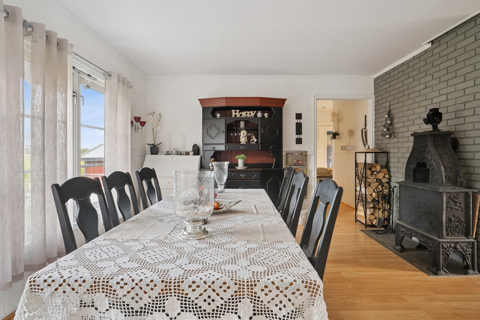 En vedovn tilknyttet teglpipen gir både varme og en hyggelig atmosfære i stuen. Galleribilde