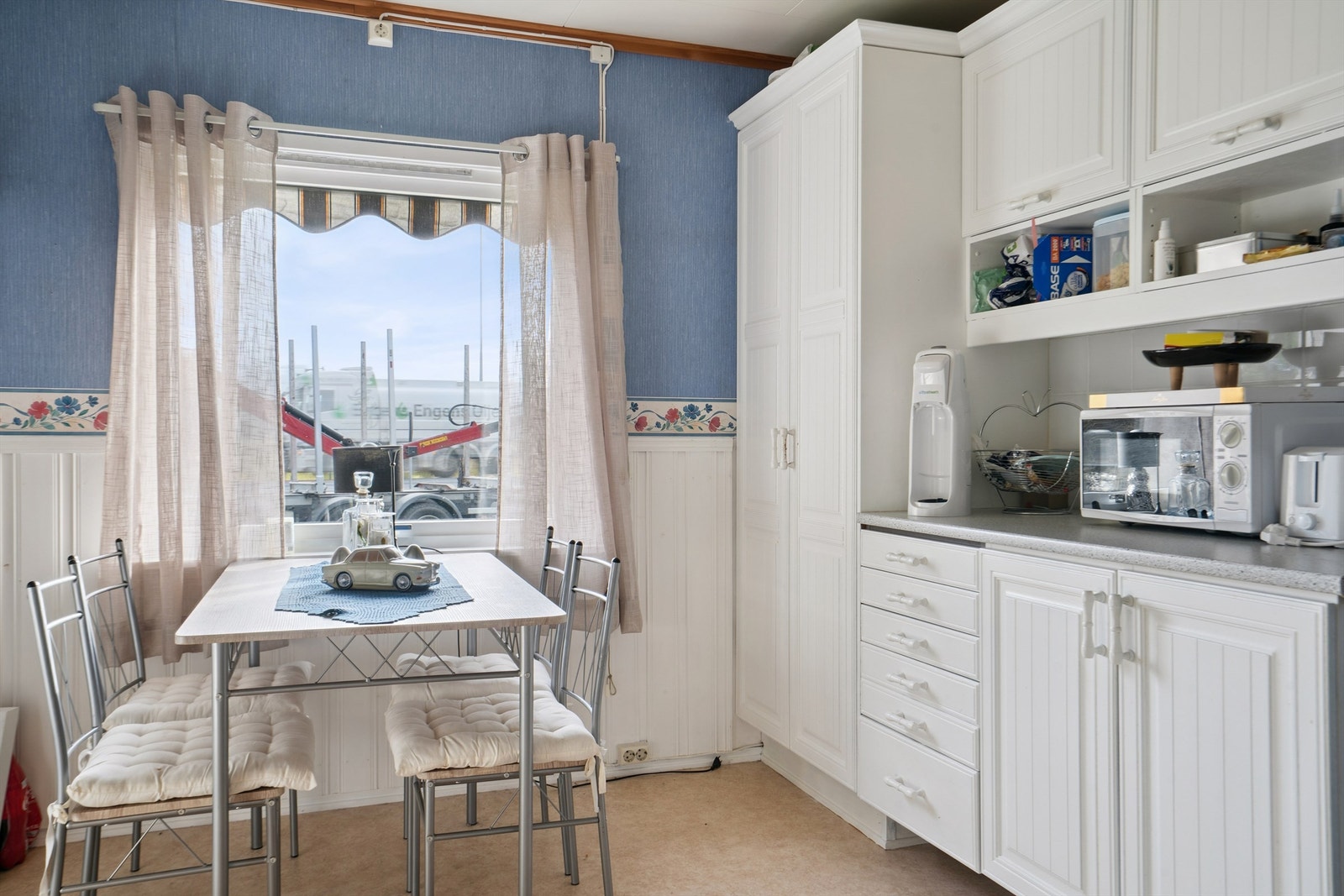 Rommet har godt med naturlig lys og rikelig med skap- og benkeplass. Galleribilde