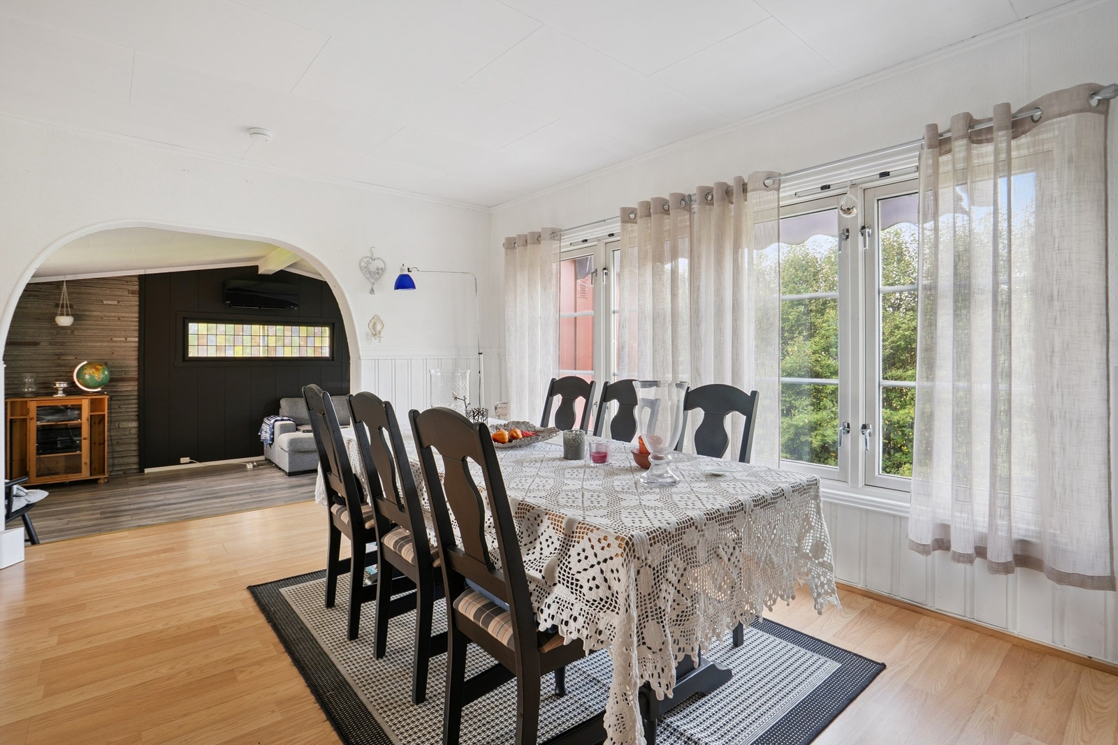 Den åpne løsningen binder sammen spisestuen og den ene stuedelen på en naturlig måte. Galleribilde