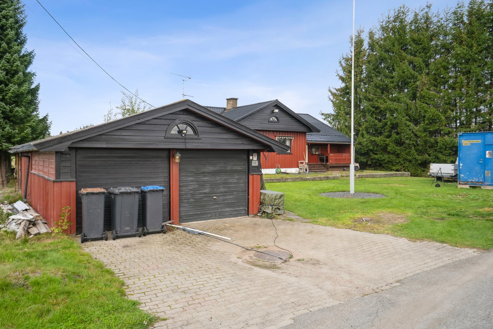 Eiendommen har en dobbelgarasje fra 1988 med to vippeporter og innlagt strøm. Galleribilde