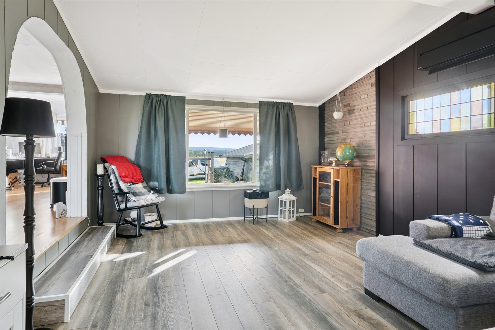 Fra stuen er det utgang til en vestvendt terrasse på 17 m². Galleribilde