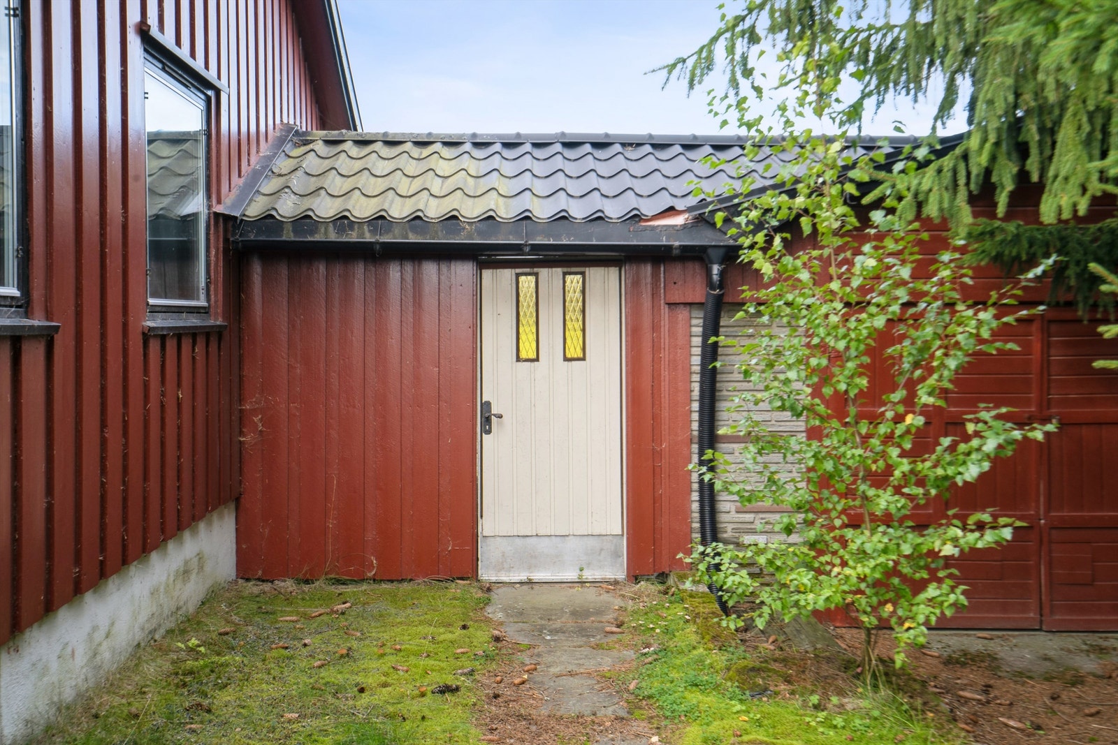 I tillegg finnes et eldre uthus fra 1965 som fungerer som garasjeplass og vedskjul. Galleribilde