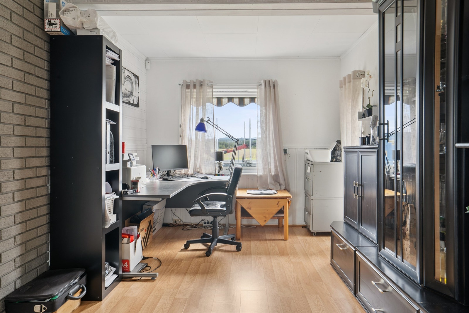 I tilknytning til stuen er det etablert et praktisk rom som i dag benyttes som kontor. Galleribilde