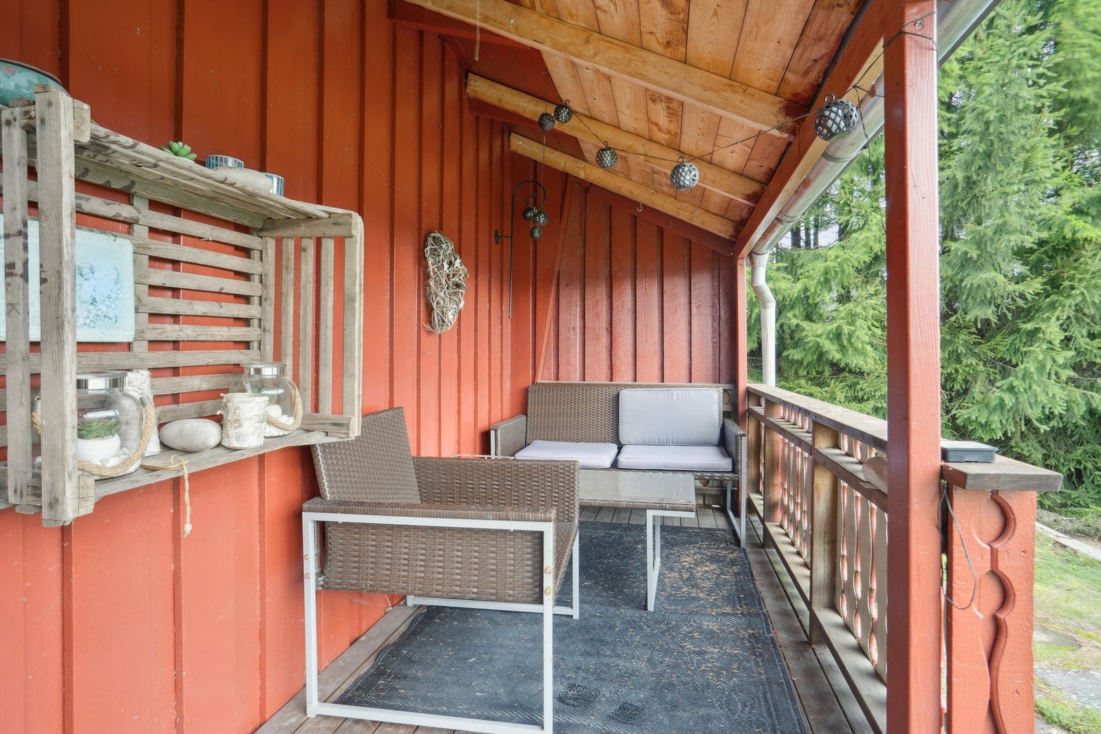 Ved inngangspartiet er det en overbygget terrasse på 6 m² med plass til en liten sittegruppe. Galleribilde