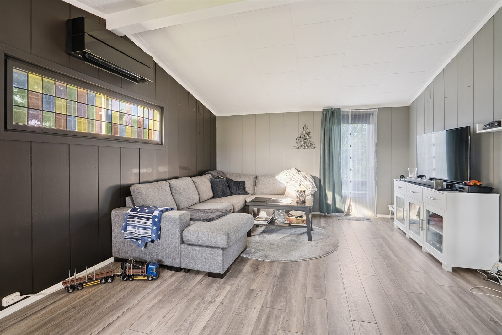 Denne stuen har en nyere luft-til-luft varmepumpe fra 2023 og elektrisk gulvvarme for ekstra komfort. Galleribilde