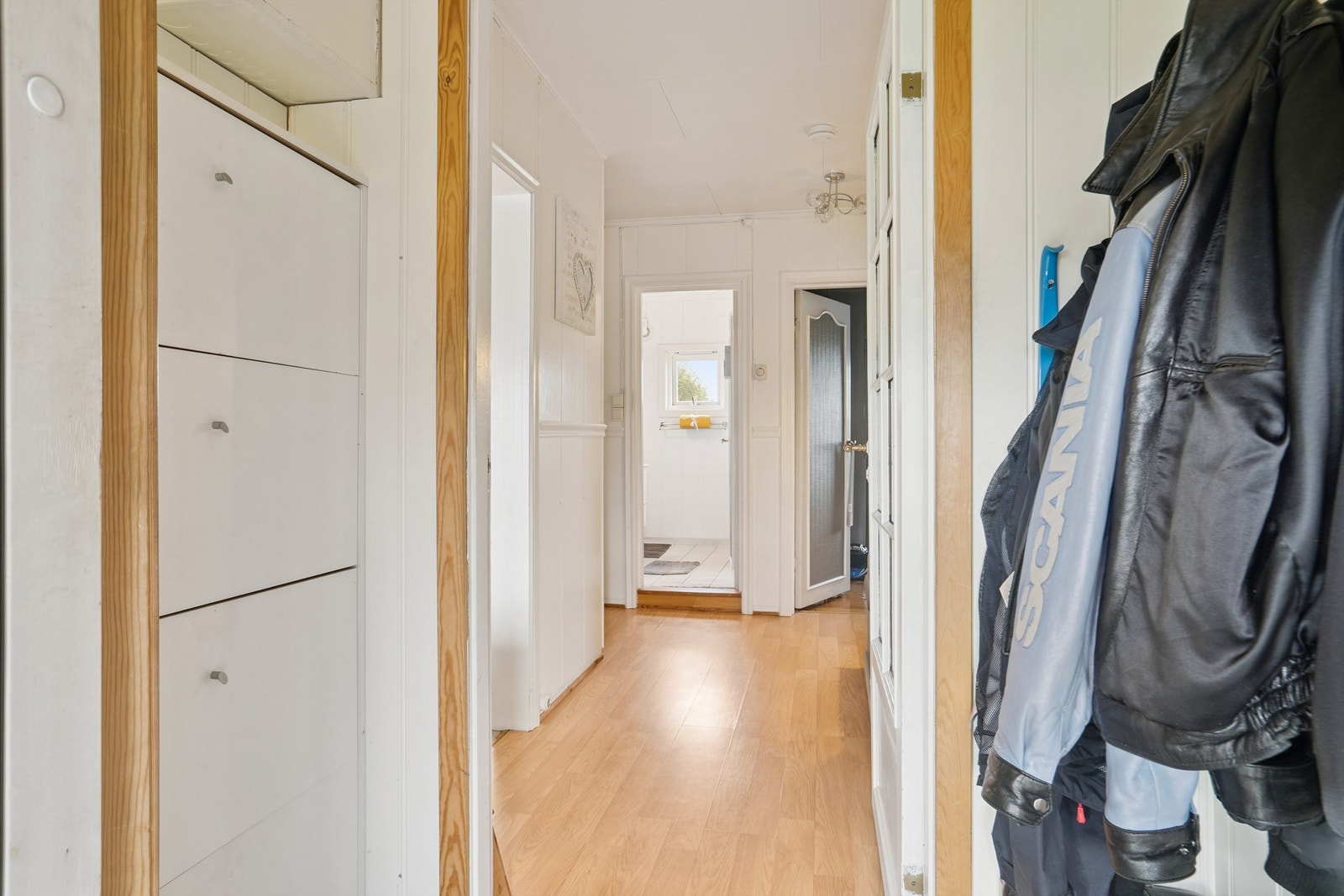 Fra vindfanget kommer du inn i en gang som gir adkomst til etasjens øvrige rom. Galleribilde