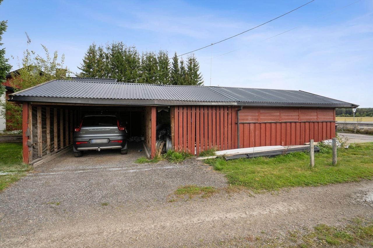 I tilknytning til garasjen er det en carport på totalt 32 m², som gir ytterligere overbygget parkering. Galleribilde