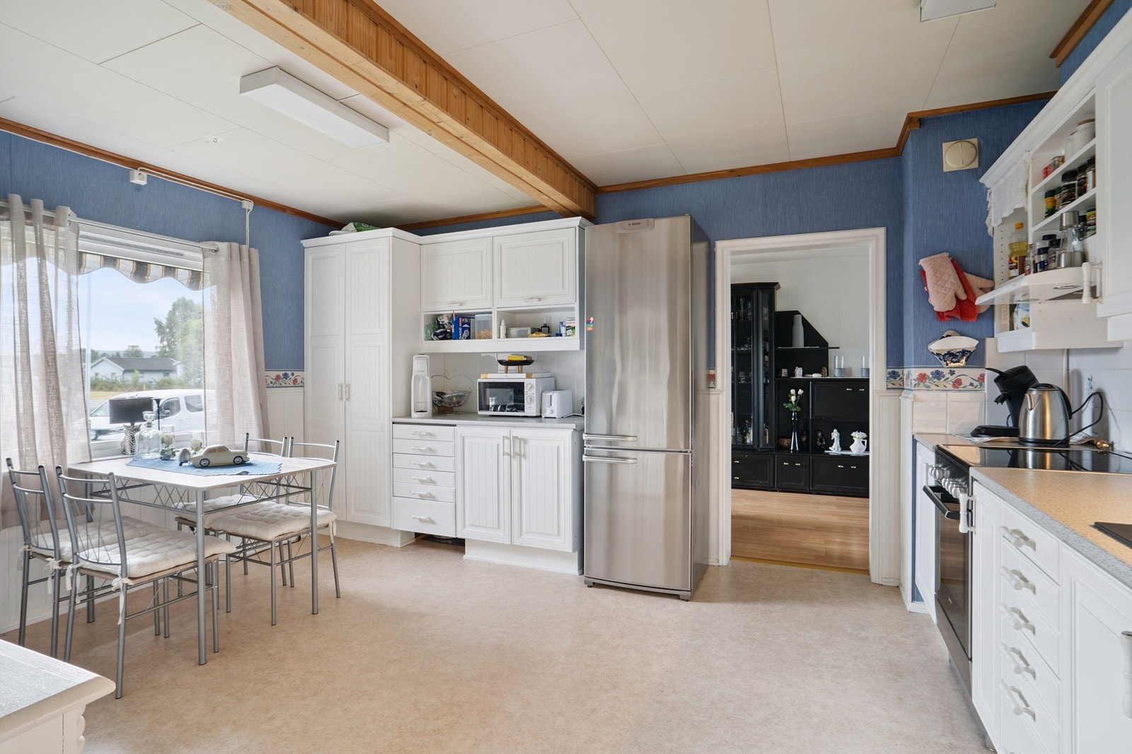 Kjøkkenet er romslig og har god plass til en hyggelig spiseplass ved vinduet. Galleribilde