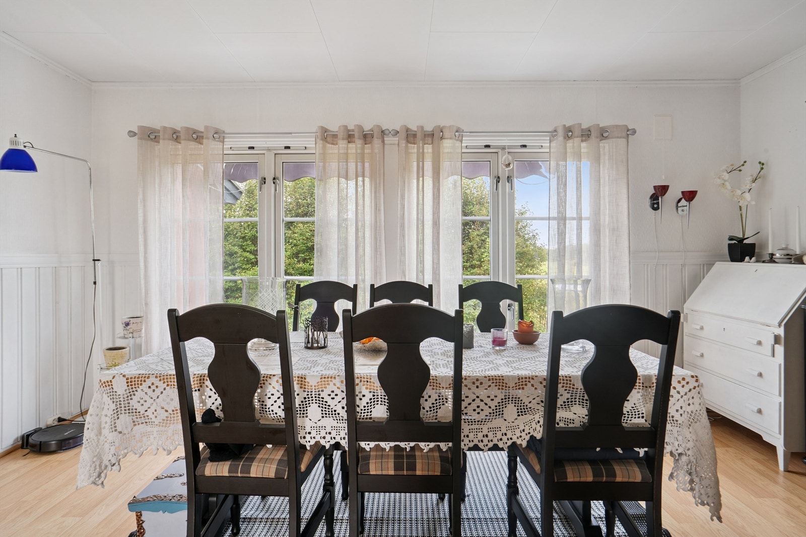 Spisestuen har plass til et stort spisebord og nyter godt av lysinnslipp fra flere vinduer. Galleribilde