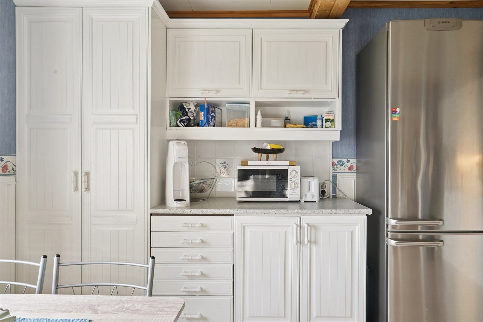 Det er godt med oppbevaringsplass i både over- og underskap, samt i høyskap. Galleribilde