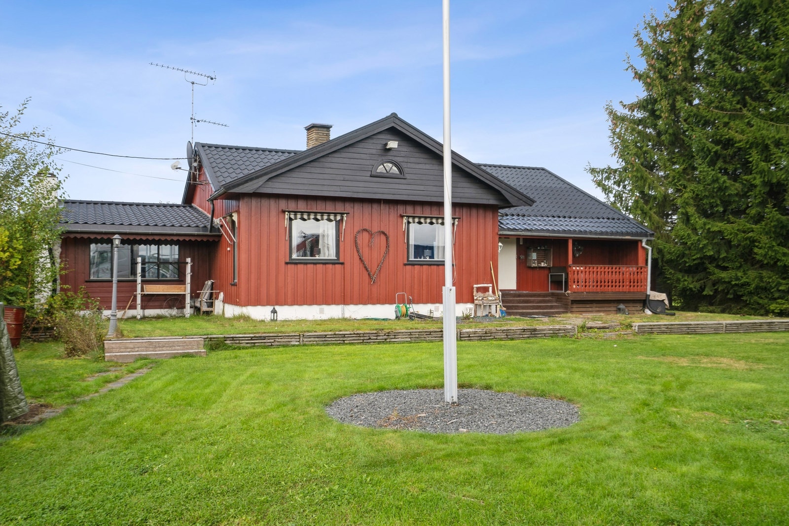 Eiendommen har en pent opparbeidet tomt med plenarealer, beplantning og asfaltert innkjørsel. Galleribilde