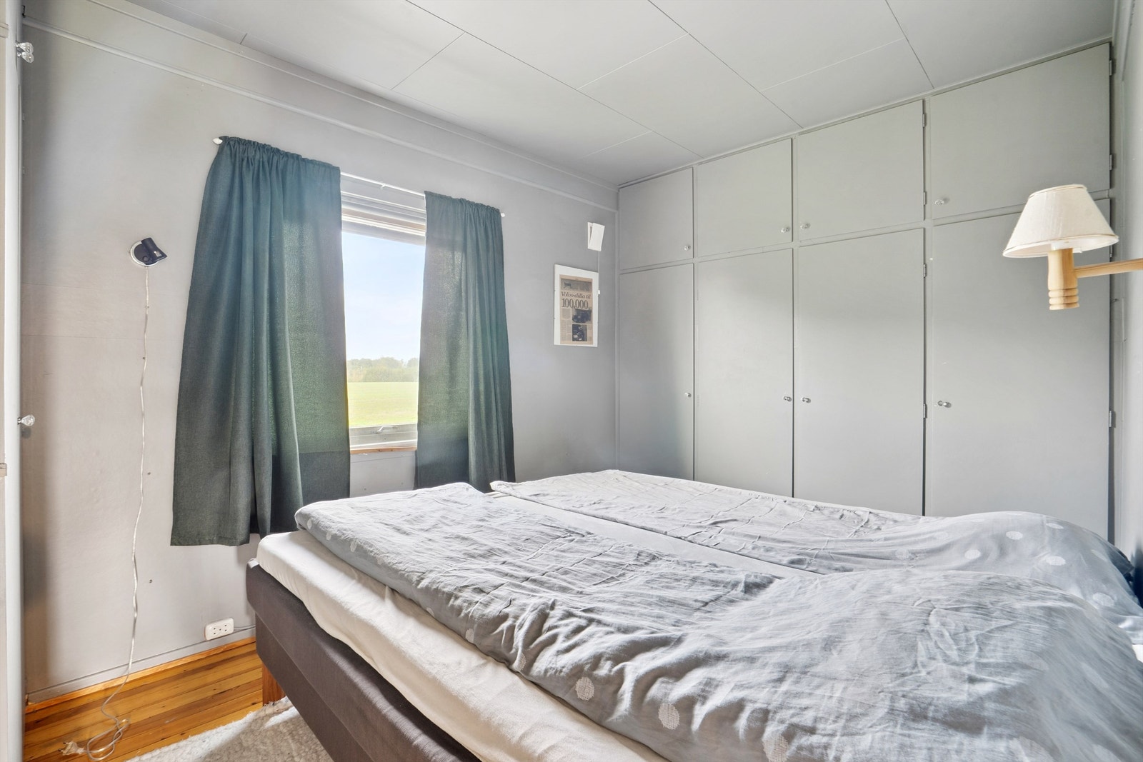 Boligen har to soverom. Dette rommet har en praktisk, plassbygget garderobeløsning. Galleribilde