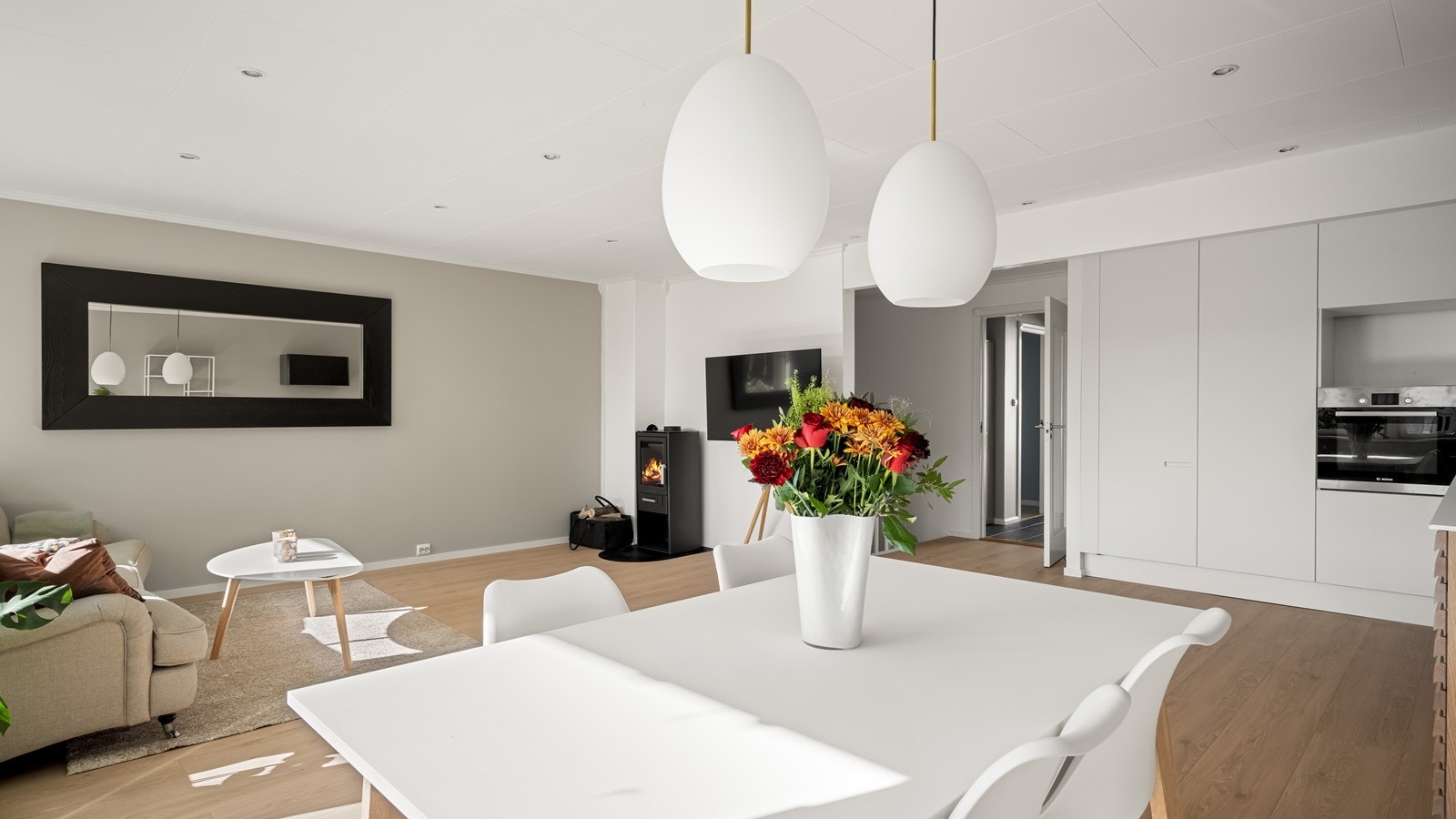 I stuen er det fin peisovn for kalde vinterdager Galleribilde