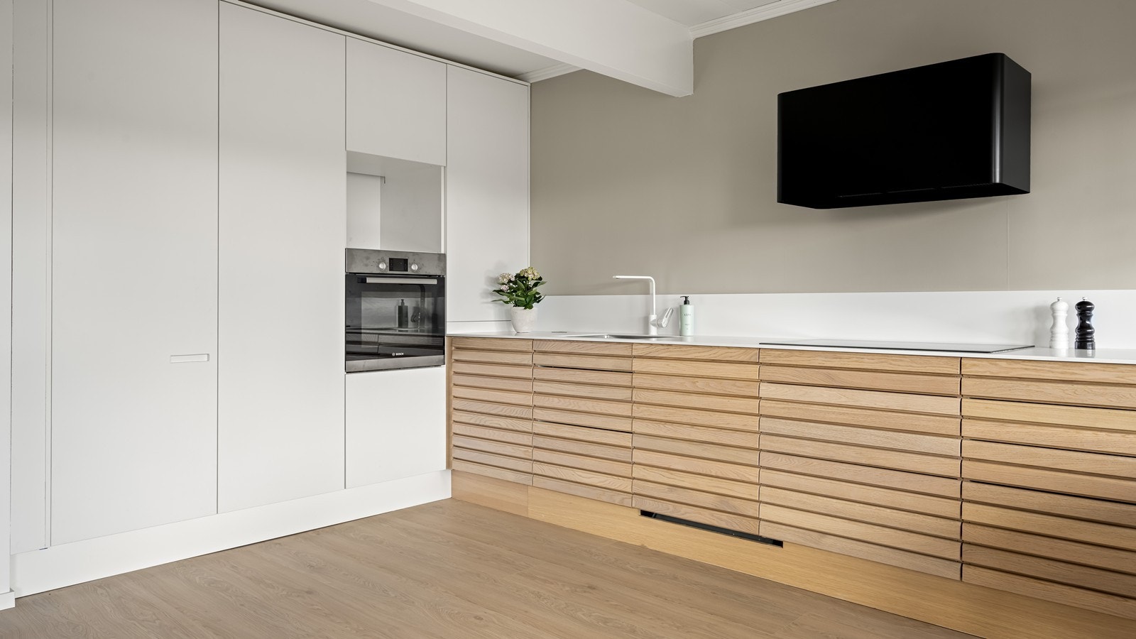 Rålekkert kjøkken fra Svane med en flott kombinasjon av eikefronter og slette fronter Galleribilde