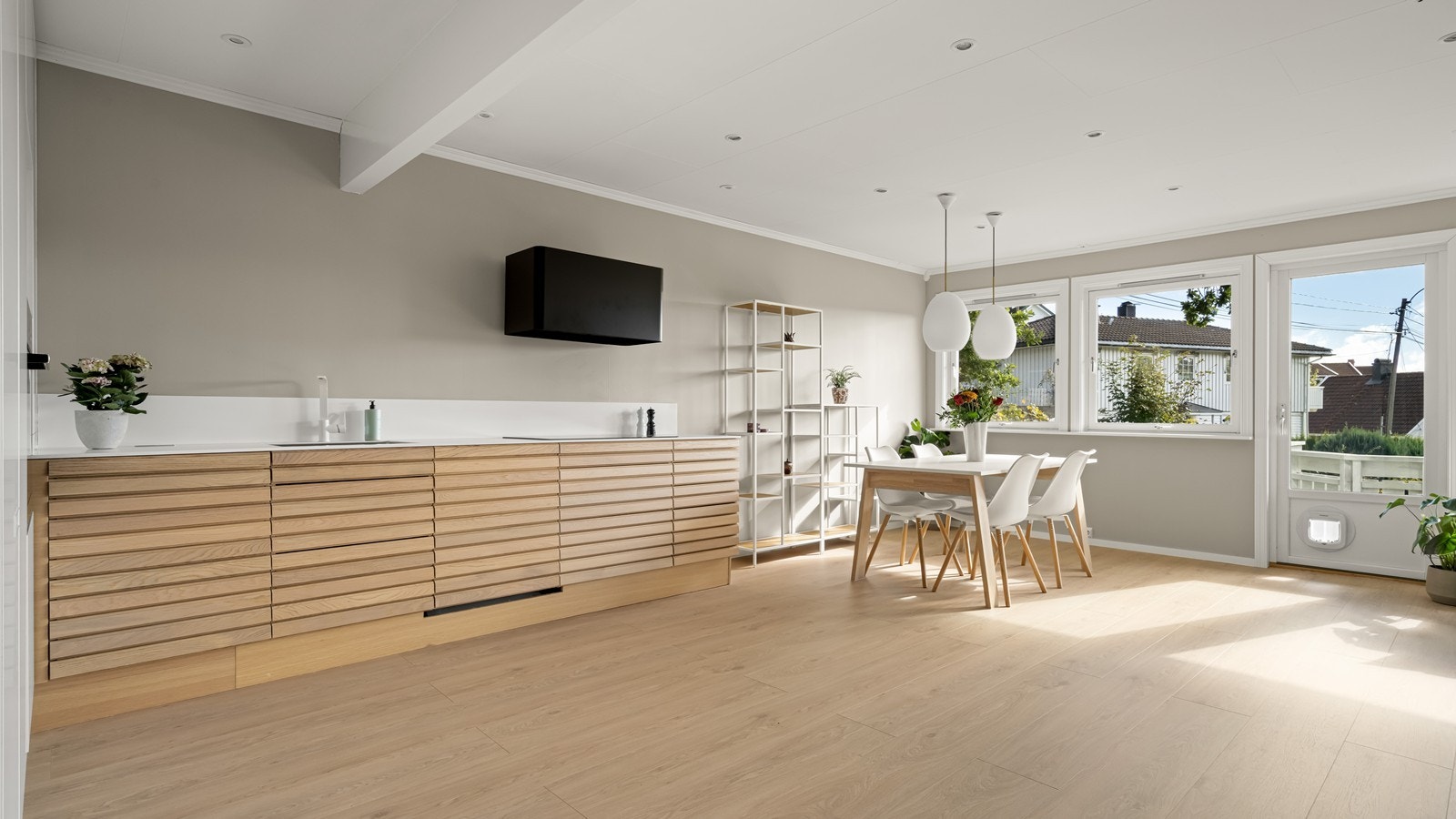 Boligen holder en god standard og er oppusset i 2025 med behandlede overflater i dagsaktuelle farger og diverse nytt gulv Galleribilde