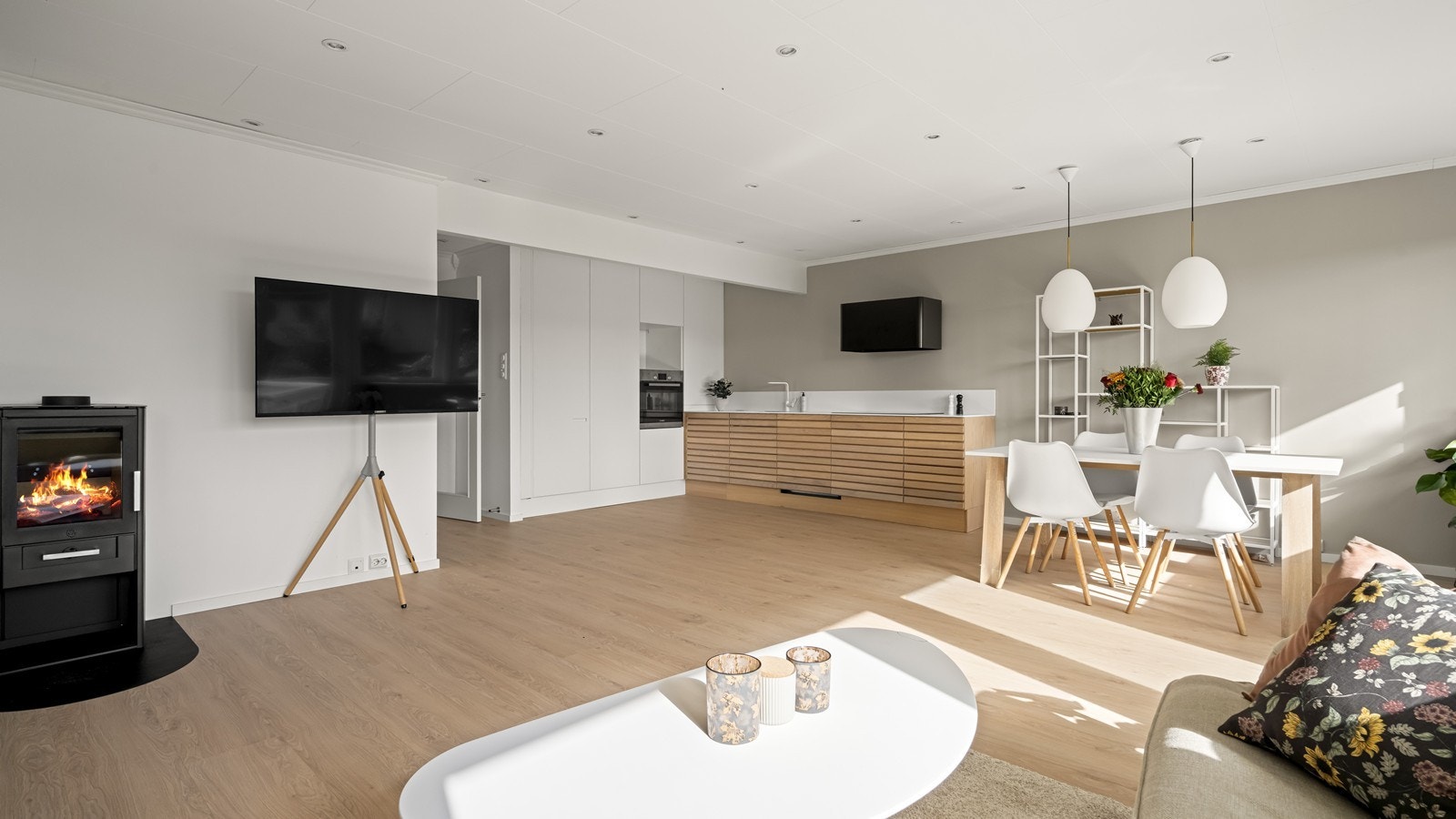 Lyst og romslig oppholdsrom med god plass til møblement Galleribilde